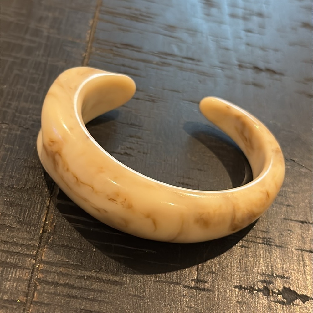 Freeform Art To Wear Cream and Tan Resin Bangle Cuff Swirl Bracelet - Picture 6 of 10
